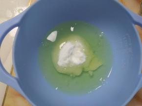 蛋白放入另一个无水无油的盆中，加入细砂糖和柠檬汁。