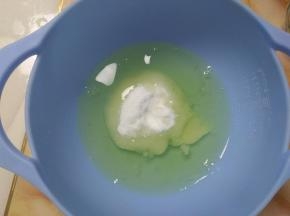 蛋白放入另一个无水无油的盆中，加入细砂糖和柠檬汁。