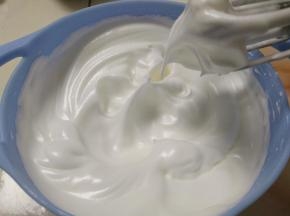 用电动打蛋器打至湿性偏干性发泡。