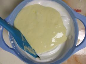 再倒入剩余的蛋白霜中。