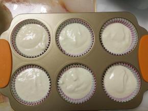 倒入放了纸托的模具中。