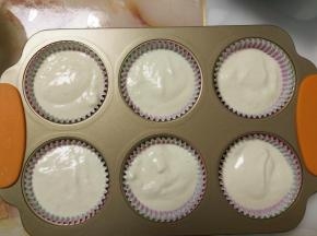 倒入放了纸托的模具中。