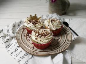 晾凉的杯子蛋糕上面用奶油裱花，撒些巧克力碎装饰。