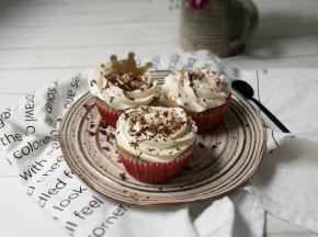 晾凉的杯子蛋糕上面用奶油裱花，撒些巧克力碎装饰。