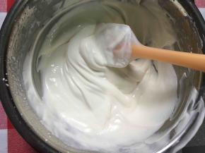 加入原味酸奶并搅拌均匀