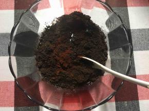 可可粉和奥利奥粉直接加热黄油里，搅拌均匀