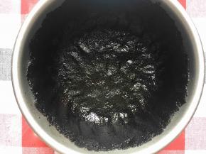 将奥利奥黄油混合物倒在6寸圆模里，用勺子按压，填满底部和侧面，蛋糕底就做好了，直接放冷冻层冷冻……