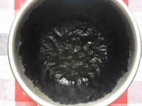 将奥利奥黄油混合物倒在6寸圆模里，用勺子按压，填满底部和侧面，蛋糕底就做好了，直接放冷冻层冷冻……