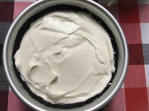 乳酪蛋糕烤好出炉放凉并放冰箱冷藏1小时后，加入酸奶淡奶油混合物