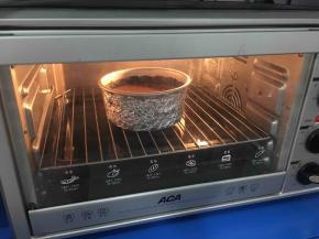 烤箱提前预热，水浴法，上下火160度，放中层烤50分钟