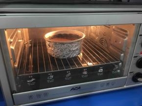 烤箱提前预热，水浴法，上下火160度，放中层烤50分钟