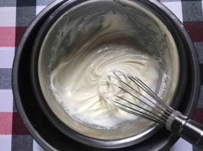 奶油奶酪以前软化，然后隔开水，加入细砂糖搅拌均匀