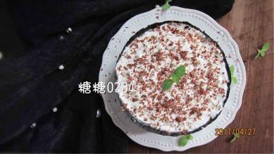 表面装饰巧克力碎和薄荷叶，并放入冰箱冷藏2小时以上定型