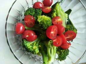 圣女果洗净，西蓝花用开水焯水