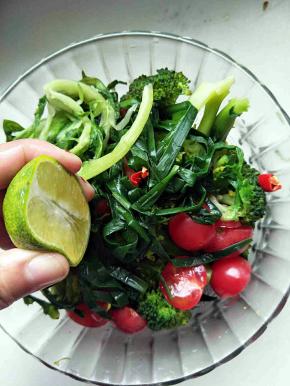 所有食材放在一起，加入半个柠檬