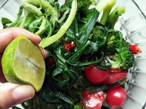 所有食材放在一起，加入半个柠檬
