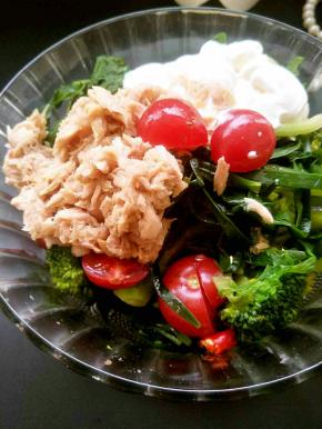 挤上沙拉酱。放入一个金枪鱼罐头