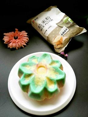 新良粘米粉，精选优质稻米，精磨加工，粉质细腻柔滑，保留了更多淡淡的稻花香，粘米粉也叫大米粉，易于消化、健脾养胃。
主要功效：性平、味甘、补中益气、健脾养胃、益精强志、和五脏、通血脉、聪耳明目、止烦、止渴、止泻。