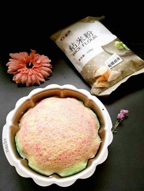 蒸好的蛋糕很蓬松细腻，很轻松脱模。