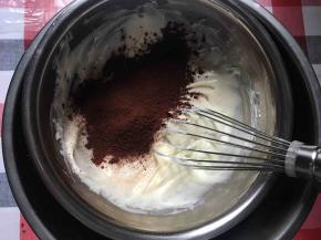 加入可可粉，并混合均匀