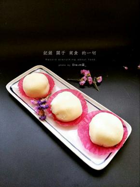 大福和雪媚娘都对糯米粉的要求比较高，需要用水磨的糯米粉做的才会好吃，Q弹细腻，粉质顺滑劲道。做好的成品细白软糯，第一口咬到的是特别Q滑的冰皮，里面是奶香怡人的淡奶油，裹着好吃的水果粒， 酸酸甜甜、口感丰富。 咬一口就能享受到她的清甜软滑。