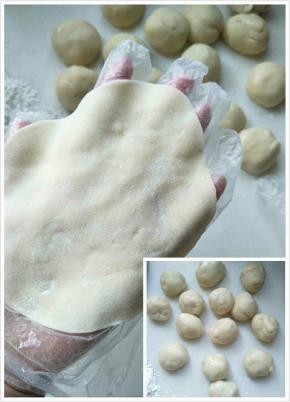 在料理台上撒上手粉，取出面团分成小块，
30克一个压平，擀成薄薄的面皮；大于手掌。