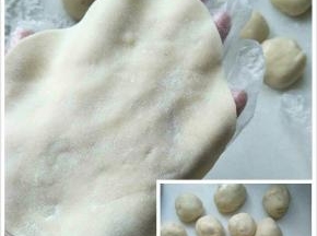 在料理台上撒上手粉，取出面团分成小块，
30克一个压平，擀成薄薄的面皮；大于手掌。
