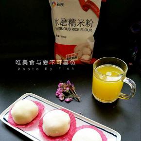 做好的芒果酥粒大福粉质白皙细腻，口感柔软，韧滑香糯，下午茶时光开启！