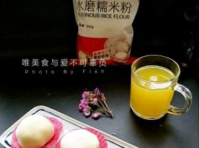 做好的芒果酥粒大福粉质白皙细腻，口感柔软，韧滑香糯，下午茶时光开启！