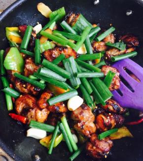 放点酱油，翻炒，放入鸡块，放葱绿部分，撒盐，翻炒出锅