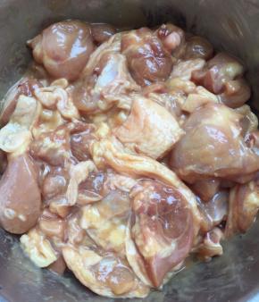 放料酒，生抽，蜂蜜，白胡椒，耗油，盐，淀粉抓匀，腌20分钟