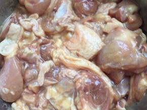 放料酒，生抽，蜂蜜，白胡椒，耗油，盐，淀粉抓匀，腌20分钟