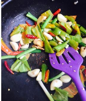 锅中放油，放葱白，蒜，姜，干辣椒，香叶，青椒，洋葱，香叶，大火爆香