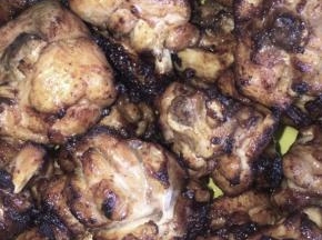  捞出后，把火烧到最热，再把鸡放入复炸