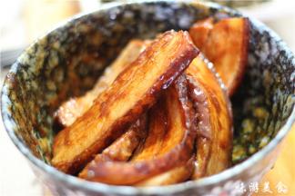 好的肉凉透之后切成0.5厘米的片状，切好的五花肉片放入碗中，让每一片肉都包裹上酱料。