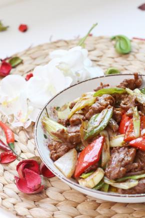 出锅前加香油，有提色增香的作用，也能起到一定去膻味的作用