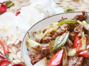 出锅前加香油，有提色增香的作用，也能起到一定去膻味的作用