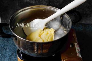 倒入低粉搅拌直至无干粉状态，离火，翻拌让面糊降温