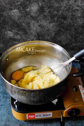 再逐个加入鸡蛋