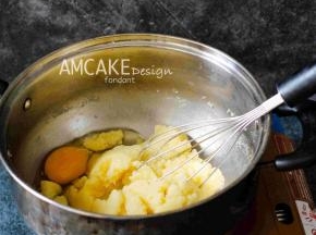 再逐个加入鸡蛋