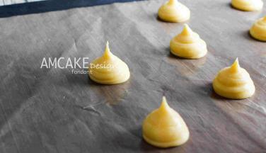 面糊倒入裱糊袋挤出3cm-4cm（中号）