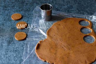 从冰箱取出酥皮，用圆形模具刻出小圆饼