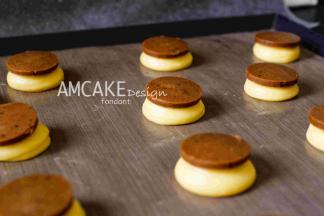 刻好的小圆饼放在泡芙上