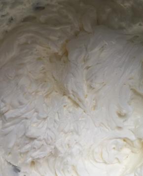 打发鲜奶油，加糖，炼乳，朗姆，混合一起打至合适状态。