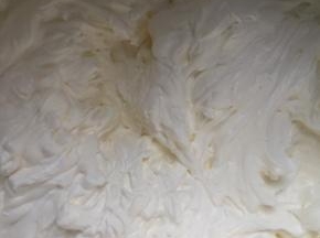 打发鲜奶油，加糖，炼乳，朗姆，混合一起打至合适状态。
