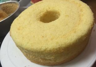 烤箱提前预热，用140度烤50分钟后，取出，震摔出热气，倒扣凉透。把表皮比较干燥的去掉，和一些颜色不规则影响好看的，都去掉