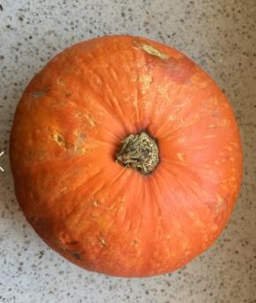 挑选南瓜~尽量挑甜一点的~去皮，把南瓜子留着~炒瓜子吃~