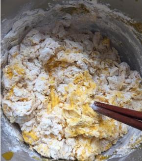 南瓜泥一定要凉了，不能超过30度的温度再去和面，否则酵母烫死了就不发酵了，把面粉和酵母粉混合，倒入南瓜泥中和面，不要一次倒入，根据南瓜泥的稀稠程度。