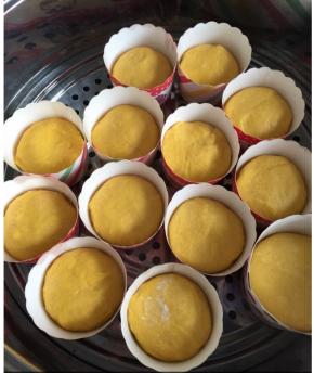或者分成60克一个的面团，放入硬纸杯中，纸杯内壁也刷油，发酵至两倍大