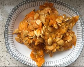 用水反复清洗，洗净上面的南瓜蓉